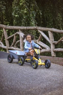 BERG Trailer S (aanhanger Voor BERG Buzzy Skelters) 20 BERG Trailer S (aanhanger Voor BERG Buzzy Skelters) -Speelwereld Verkoop berg buzzy yellow berg buzzy trailer with girl scaled 1