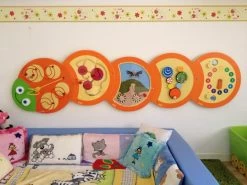 Beleduc Houten Wandpanelen Set Rups Compleet KDV -Speelwereld Verkoop wand speelelemtn beleduc rups 2